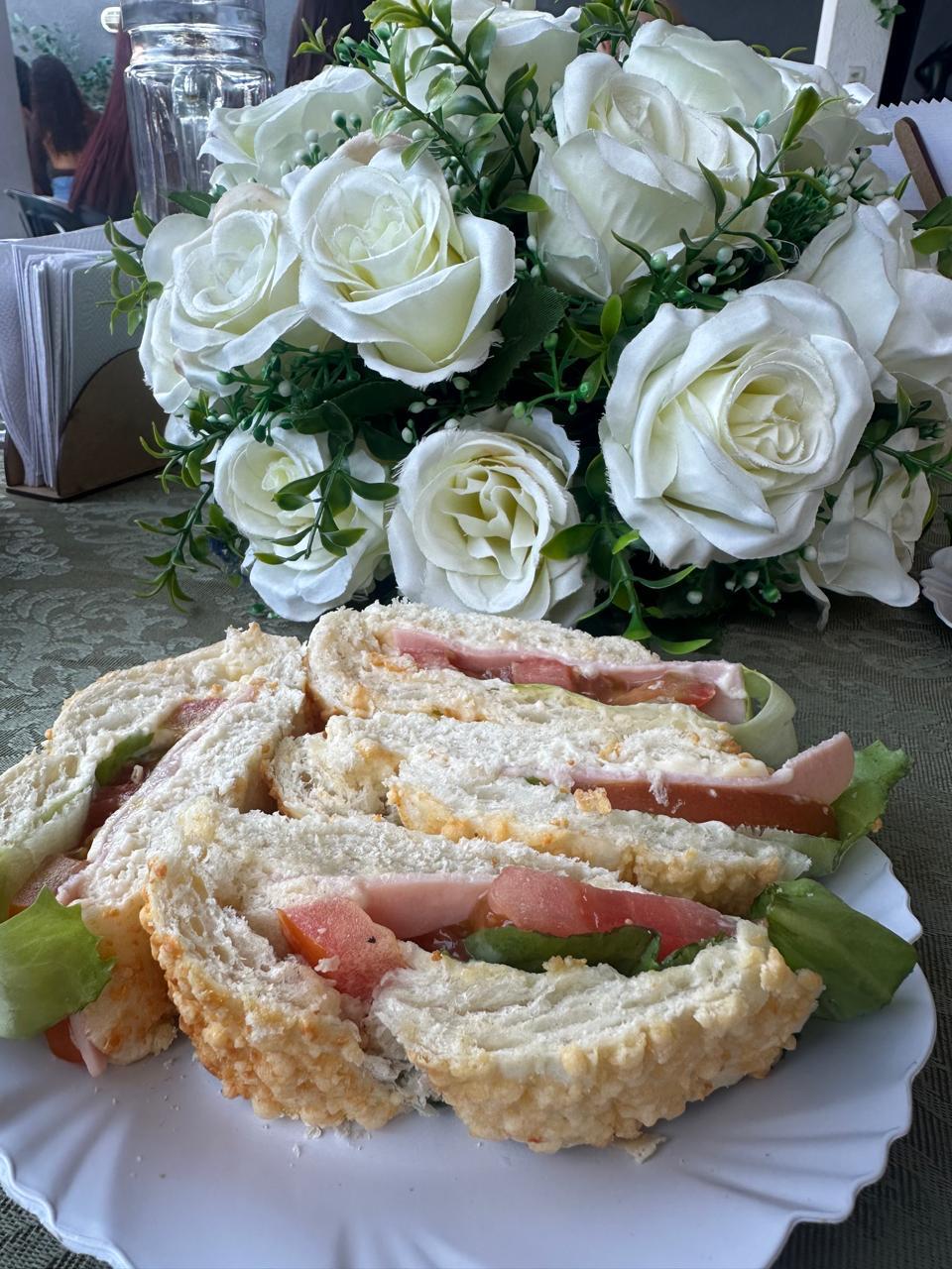 Mesa com flores e dado de tapioca