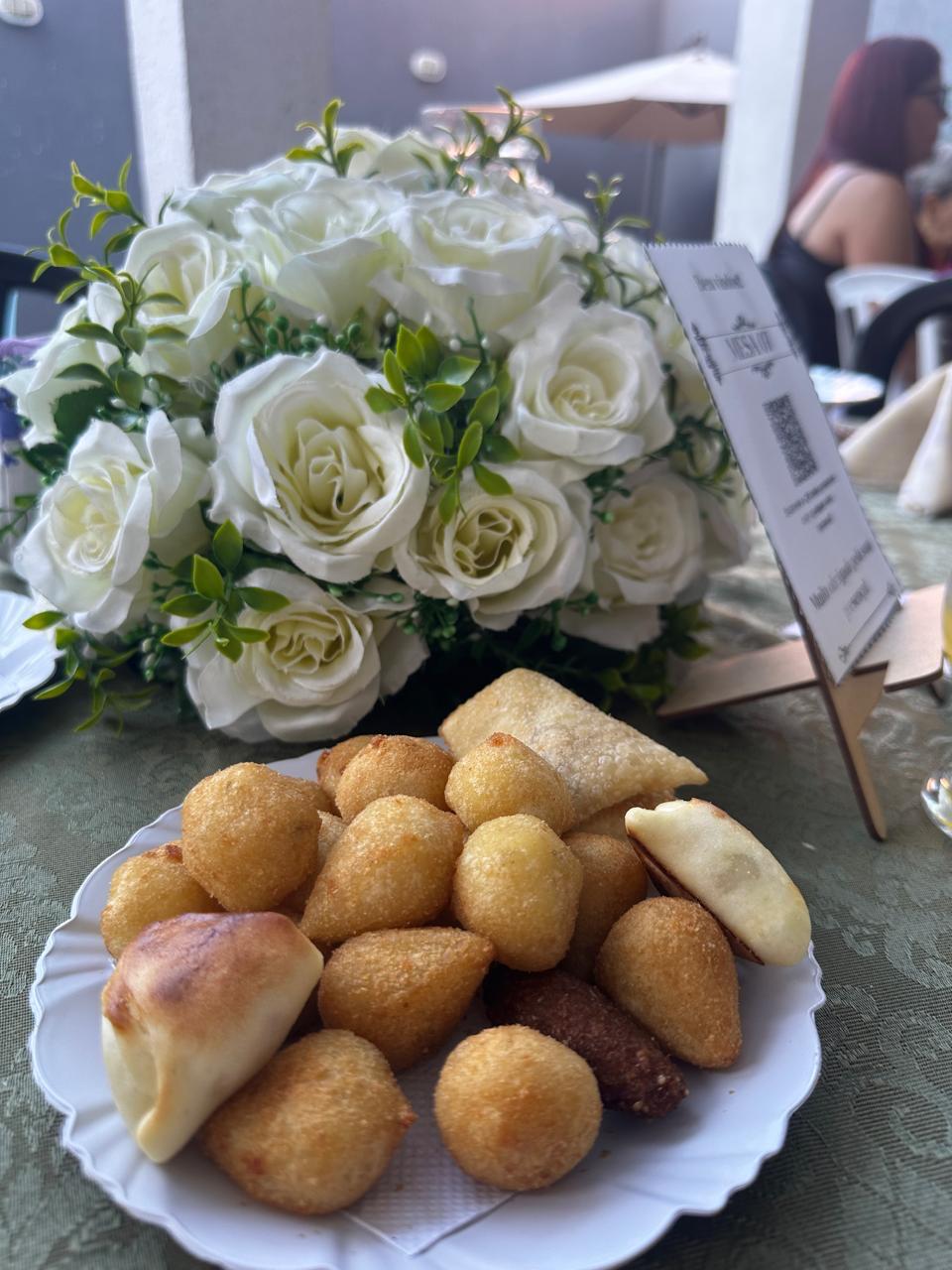 Mesa com flores e dado de tapioca